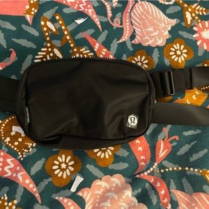 NWOT Lululemon belt bag black 1L